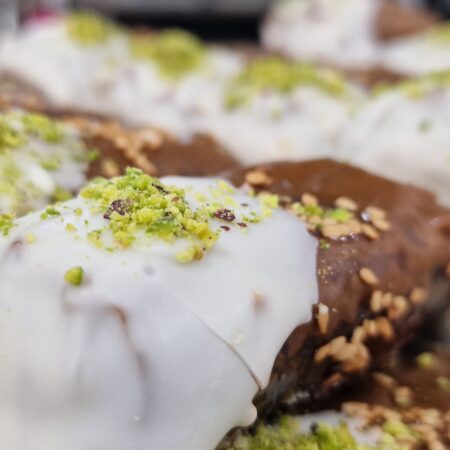 Dedos de cacahuete, coco y chocolate blanco