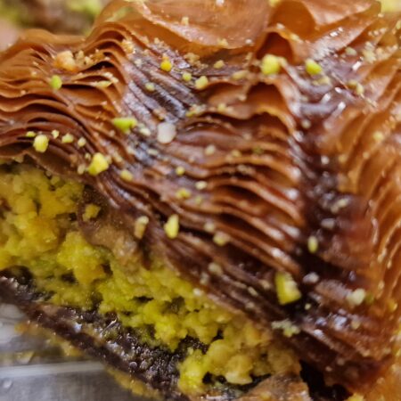 Triángulo de almendras, pistachos y crema de cacao