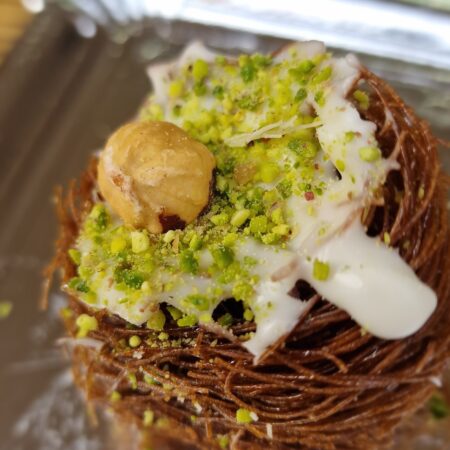 Nido con chocolate blanco y avellanas