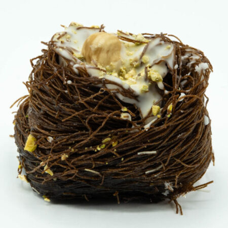 Nido con chocolate blanco y avellanas